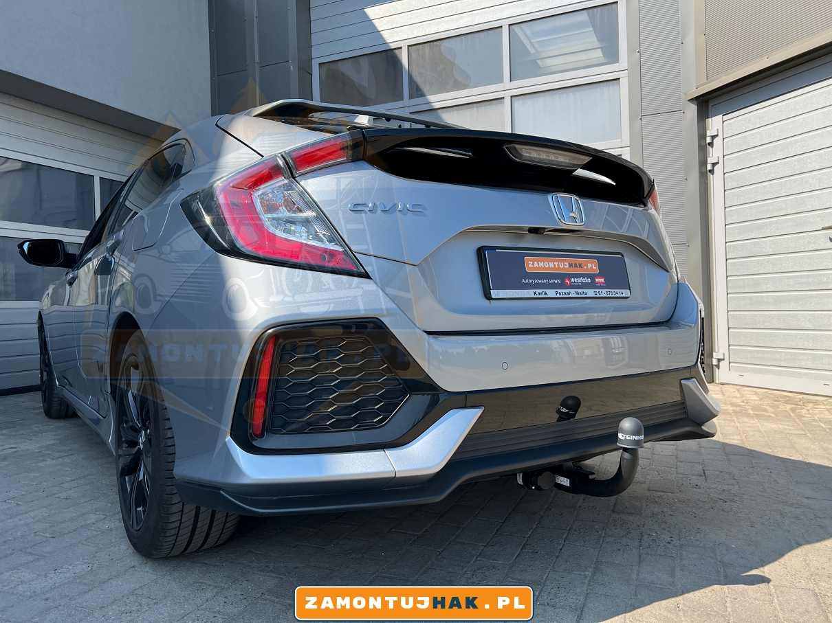 Zdjęcie przedstawia Hondę Civic z zamontowanym hakiem wypinanym ponowo Westfalia A40V, jest zrobione z tyłu samochodu, z lewej strony 